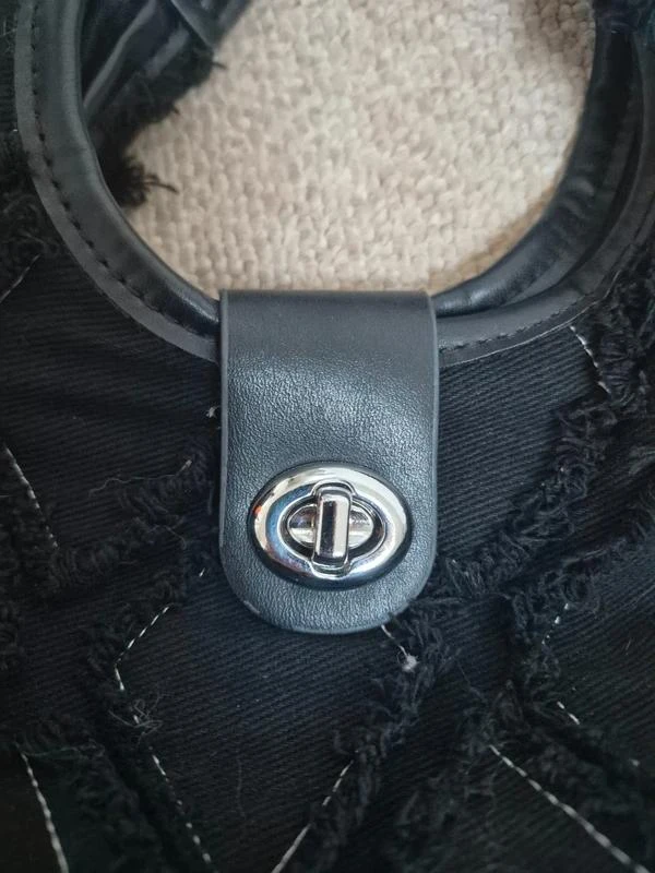 Bolso de mano vintage Y2K negro estilo grunge con detalles de flecos – photo 4